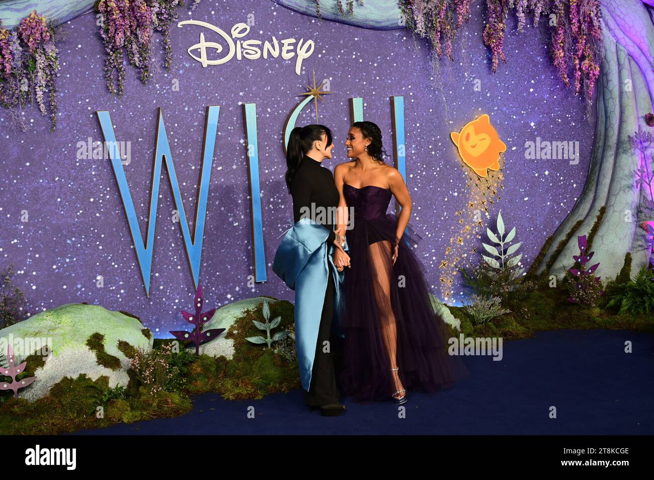 Londra, Regno Unito. 20 novembre 2023. Julia Michaels e Ariana DeBose partecipano a Disney -"WISH" UK Premiere all'ODEON Luxe Leicester Square. Credito: Vedere li/Picture Capital/Alamy Live News Foto Stock