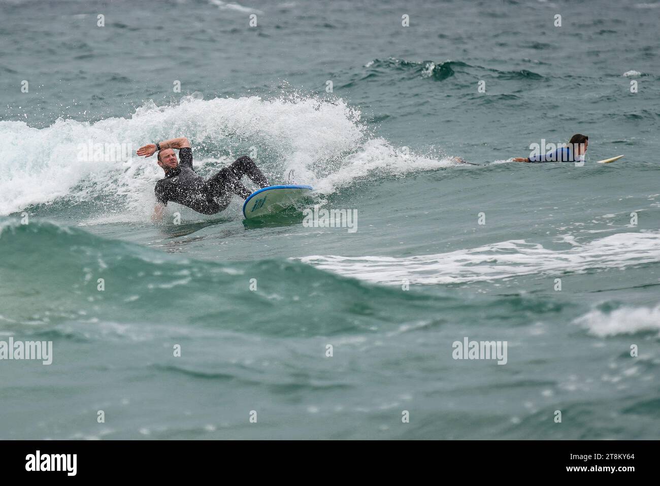 Un surfista è quasi orizzontale durante un'interruzione a Maroubra Beach. Foto Stock