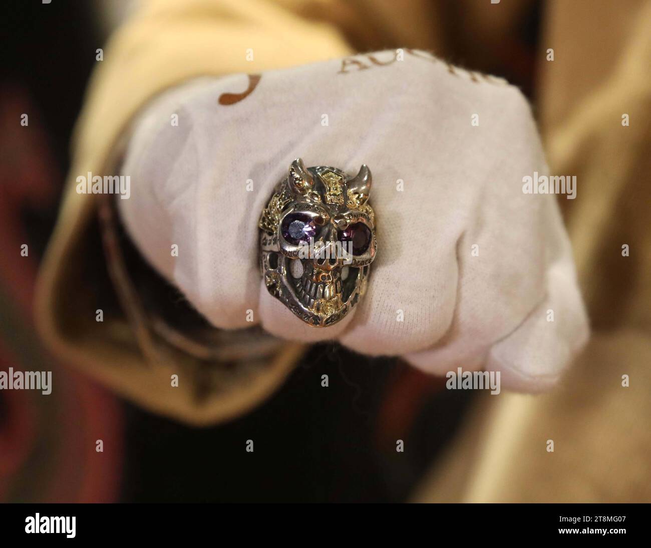 New York, New York, USA. 20 novembre 2023. Set di gemme Dusty Hill Ring in argento sterling e oro 18k anello di teschio personalizzato con corna e occhi di ametista di Bill Wall pelle stima $ 1000 - $ 1500 visto al ''˜The Collection of Dusty Hill of ZZ Top' Julien's Auctions Press Preview all'Hard Rock Cafe di New York in Times quadrato. Crediti: ZUMA Press, Inc./Alamy Live News Foto Stock