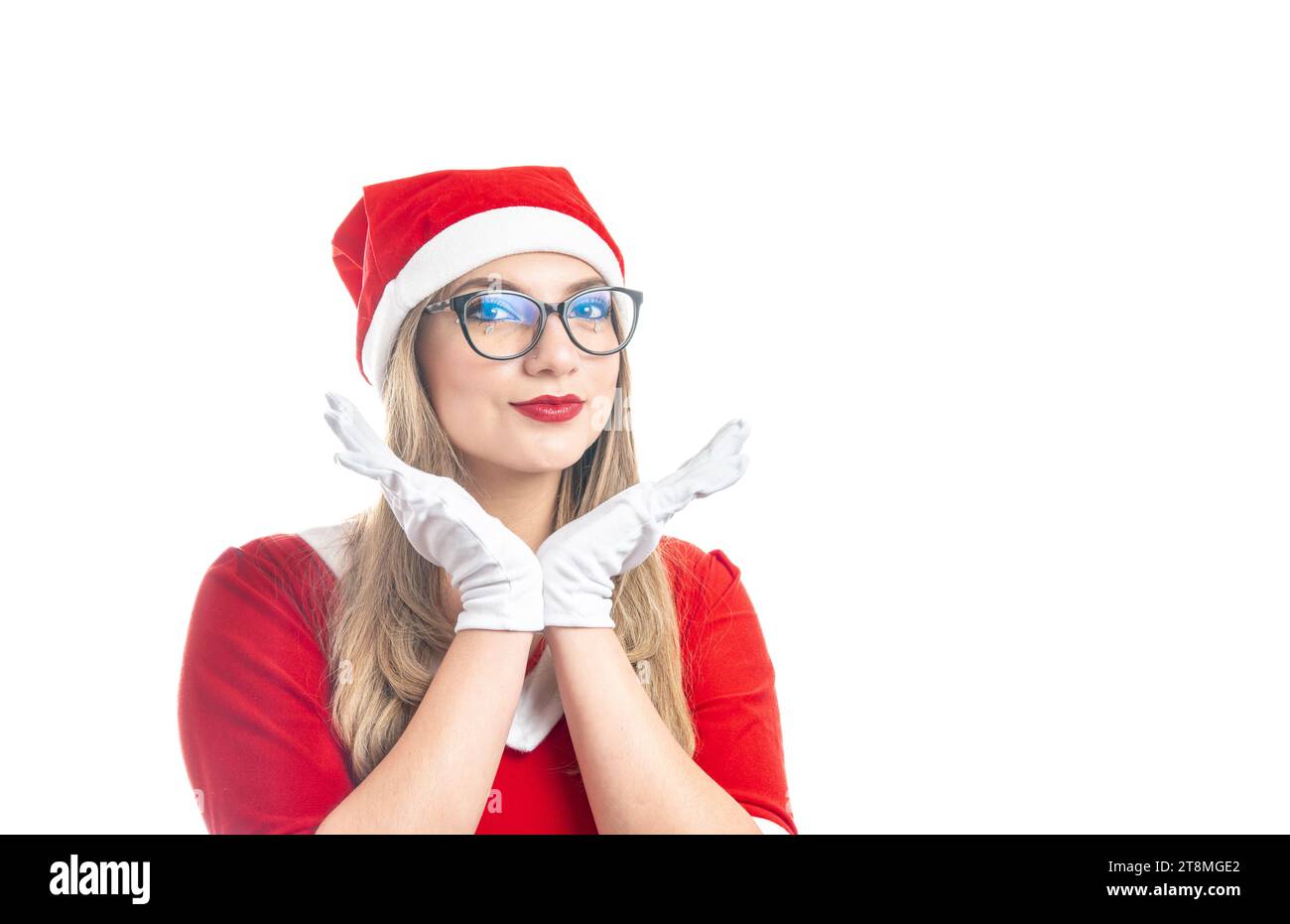 donna bionda latina con occhiali vestita da mamma noel che guarda la fotocamera su sfondo bianco Foto Stock