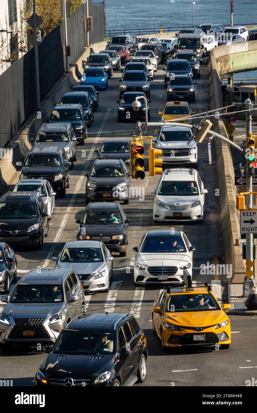 L'uscita della FDR Drive in 42nd St. Corre lungo l'edificio delle Nazioni Unite, 2023, New York City, Stati Uniti Foto Stock