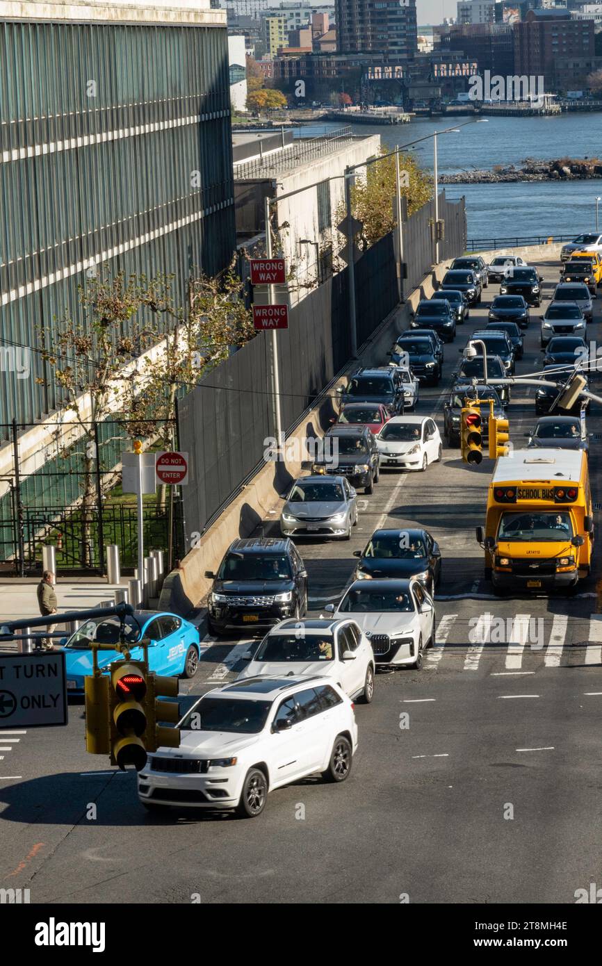L'uscita della FDR Drive in 42nd St. Corre lungo l'edificio delle Nazioni Unite, 2023, New York City, Stati Uniti Foto Stock