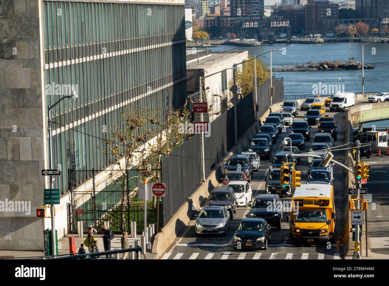 L'uscita della FDR Drive in 42nd St. Corre lungo l'edificio delle Nazioni Unite, 2023, New York City, Stati Uniti Foto Stock