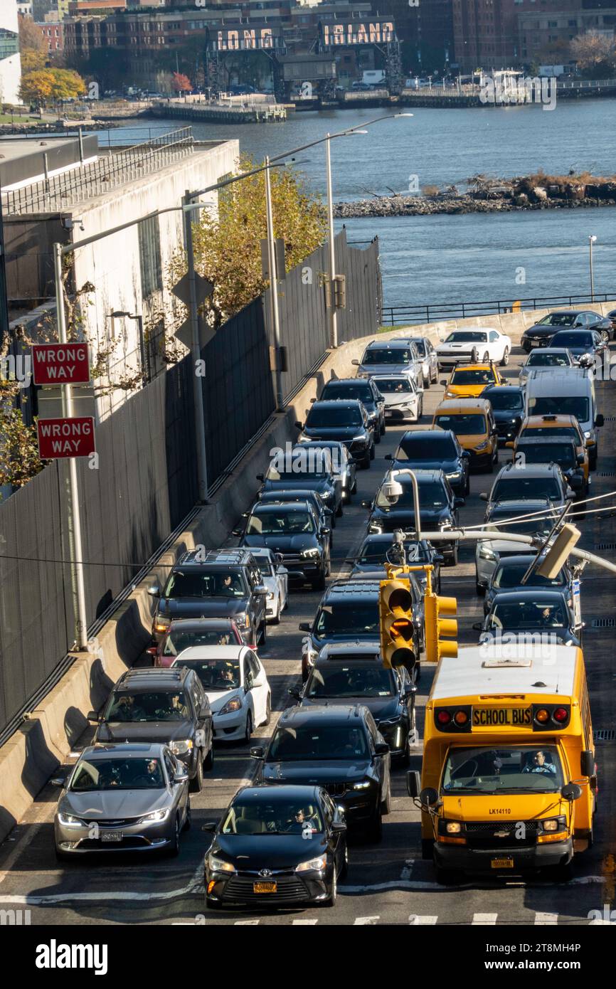 L'uscita della FDR Drive in 42nd St. Corre lungo l'edificio delle Nazioni Unite, 2023, New York City, Stati Uniti Foto Stock