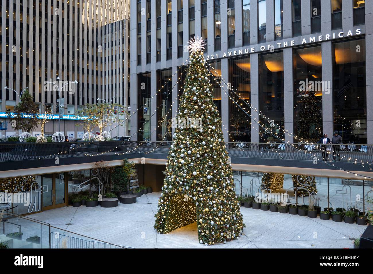 Albero di Natale luci dalla Borsa di Wall Street edificio in centro  Manhattan NEW YORK CITY USA Foto stock - Alamy