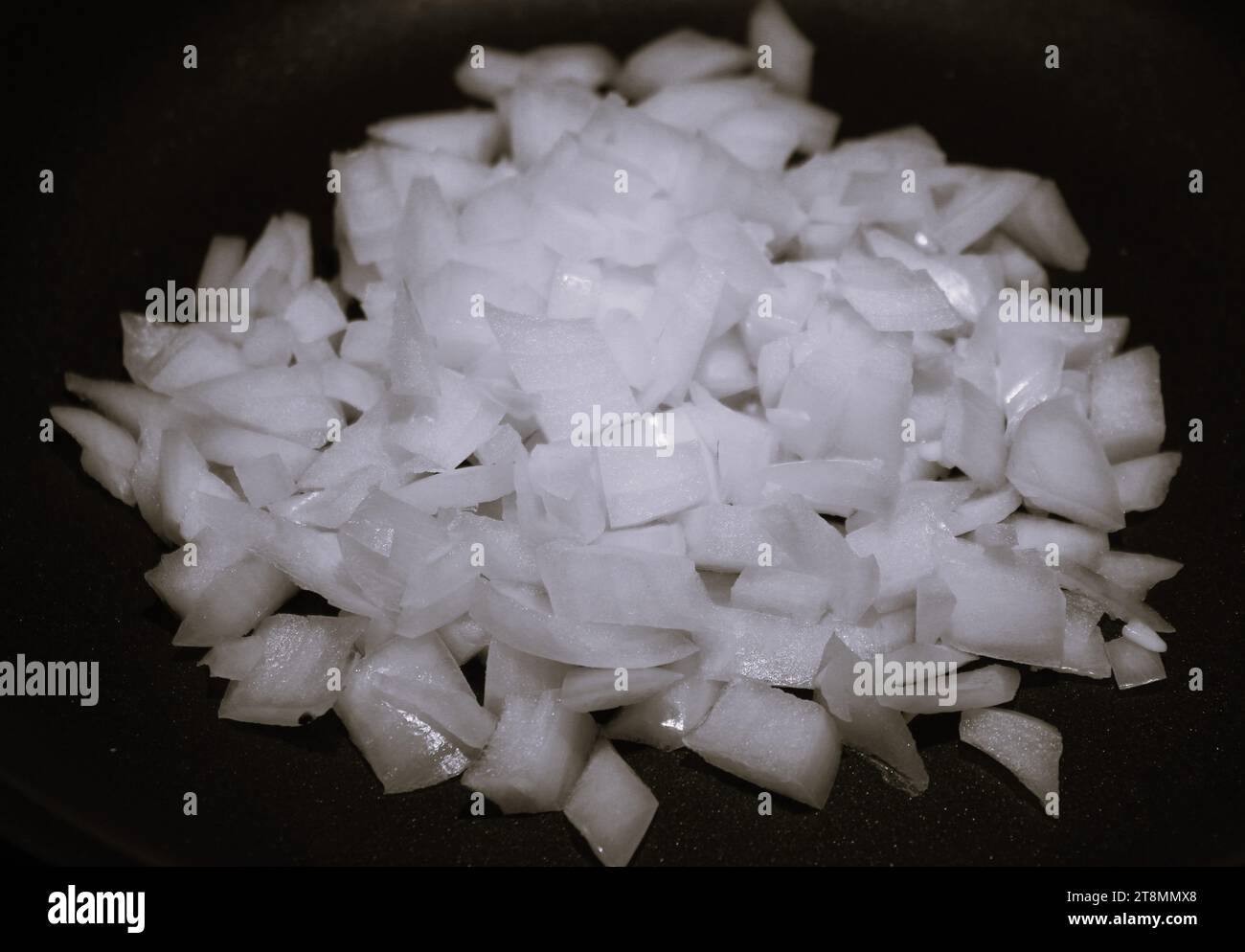 Cipolle tritate saltando in una padella Foto Stock