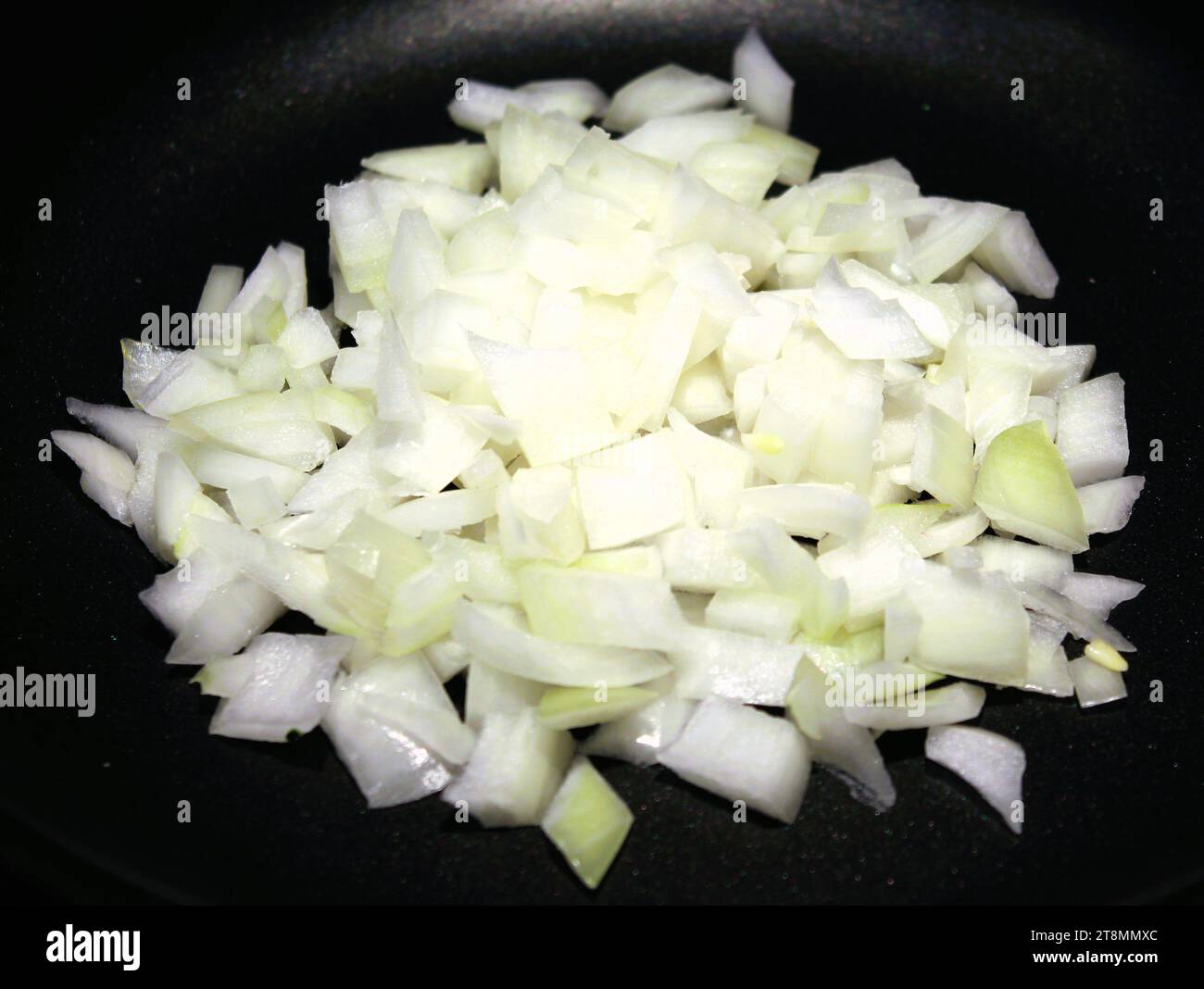 Cipolle tritate saltando in una padella Foto Stock