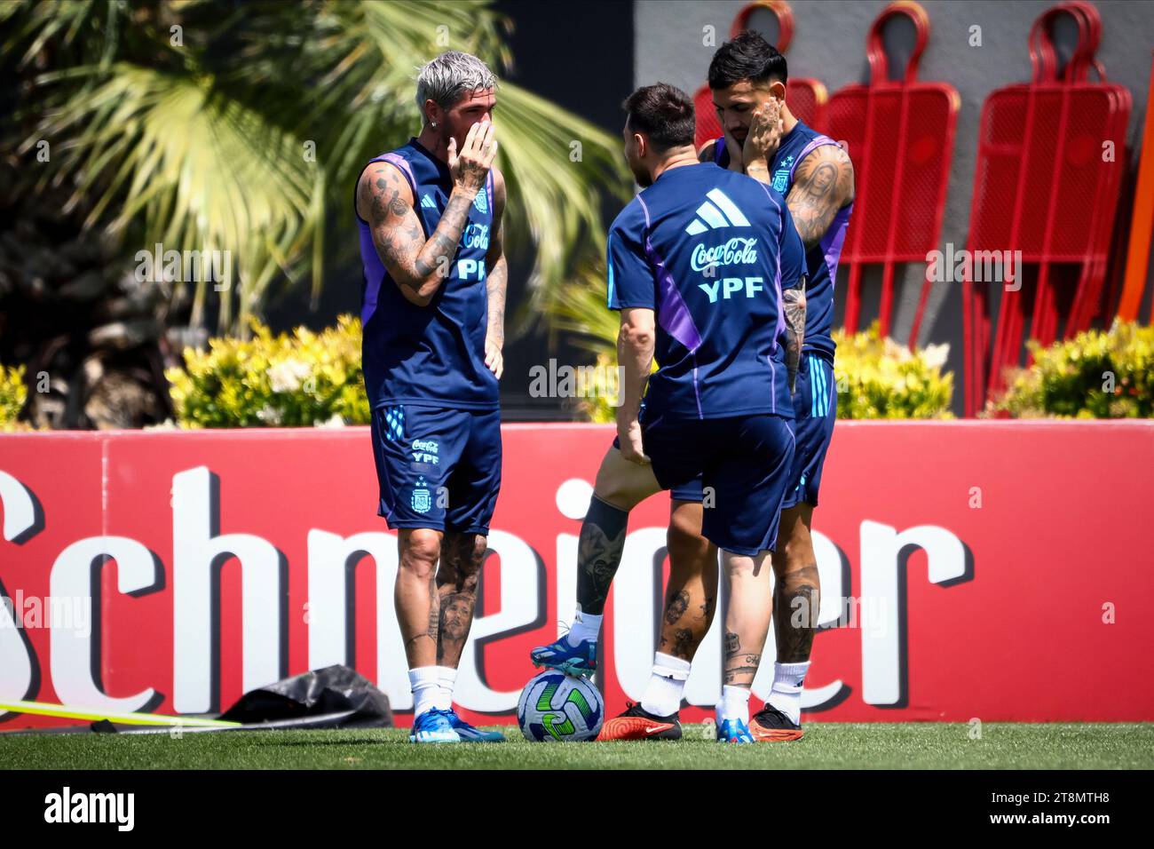 Ezeiza, Argentina. 20 novembre 2023. Rodrigo de Paul (L), Lionel messi (C) e Leandro Paredes dell'Argentina (R) reagiscono durante la sessione di allenamento argentina al Lionel messi Training Camp, a Ezeiza. (Foto di Roberto Tuero/SOPA Images/Sipa USA) credito: SIPA USA/Alamy Live News Foto Stock