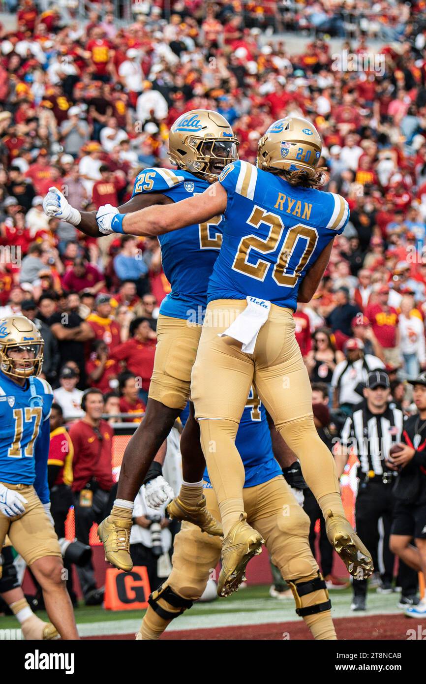 Il running back UCLA Bruins TJ Harden (25) il running back Carsen Ryan (20) festeggia un touchdown durante una partita di football NCAA contro gli USC Trojans, Satur Foto Stock