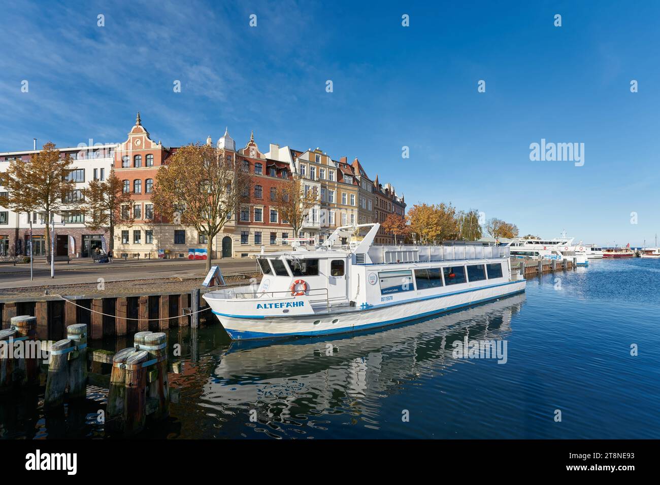 Il traghetto passeggeri Altefähr operato da Weiße flotte GmbH a Stralsund come collegamento in traghetto tra la terraferma e l'isola di Rügen Foto Stock