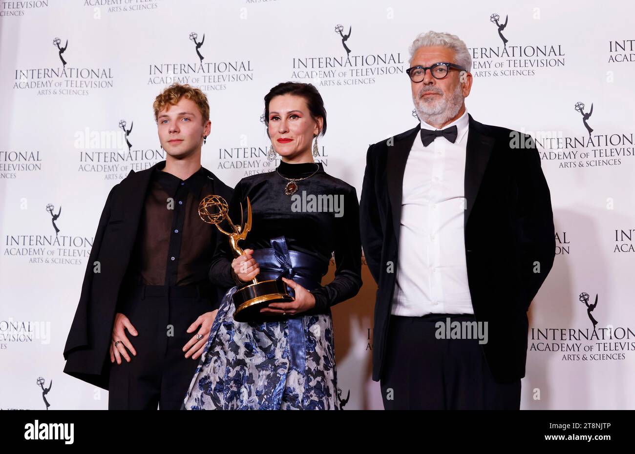 New York, Stati Uniti. 20 novembre 2023. L'attore belga Jeremy Gillet, il regista Ovidie e il produttore Marc Berdugo si esibiscono con il premio internazionale Emmy per la serie "Short-Form Series" per lo spettacolo francese "Des Gens Bien Ordinaires (a Very Ordinary World)' nella sala stampa del 51° International Emmy Awards al New York Hilton Midtown di New York City lunedì 20 novembre 2023. Foto di John Angelillo/UPI Credit: UPI/Alamy Live News Foto Stock