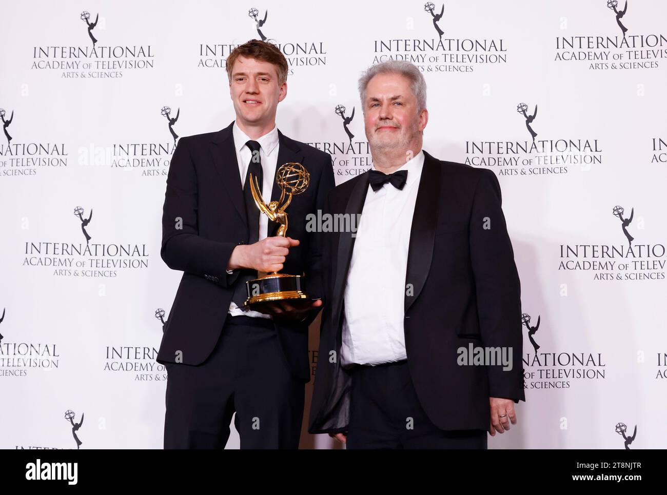 New York, Stati Uniti. 20 novembre 2023. I produttori Barney Goodland e Martin Pope posano con il premio internazionale Emmy per "Kids: Animation" per lo spettacolo britannico "The Smeds and the Smoos" al 51° International Emmy Awards al New York Hilton Midtown di New York City lunedì 20 novembre 2023. Foto di John Angelillo/UPI Credit: UPI/Alamy Live News Foto Stock