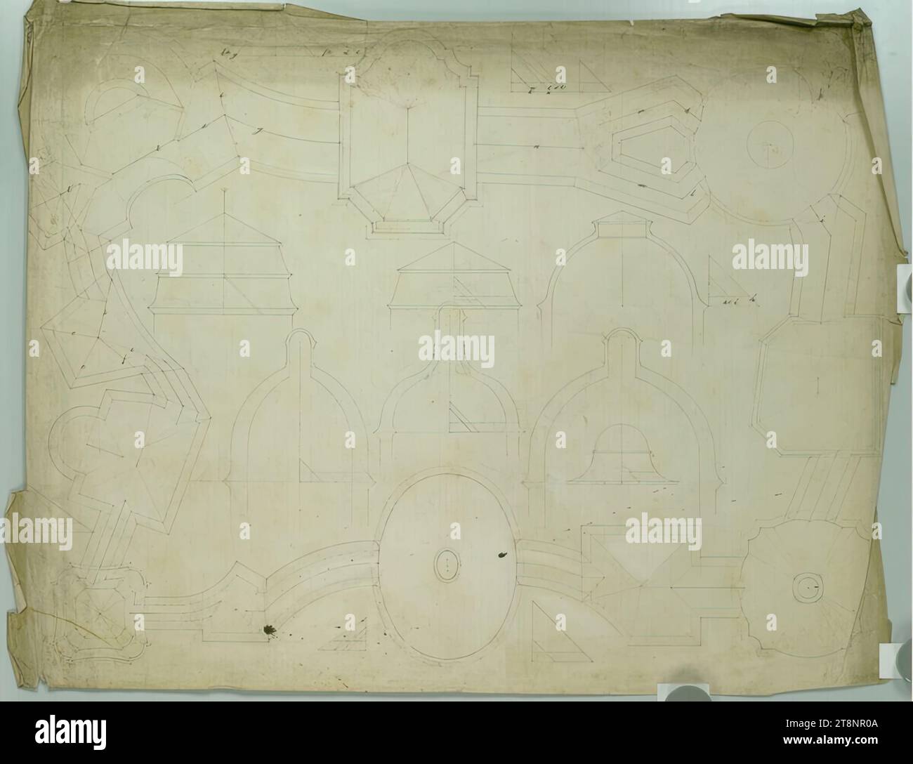 Studio di mediazione del tetto (compresa una cupola ovale), Carl von Hasenauer (Vienna 1833 - 1894 Vienna), intorno al 1849/1850, disegno architettonico, penna in nero, rosso e blu, matita, foglio: 50,2 cm x 66 cm Foto Stock