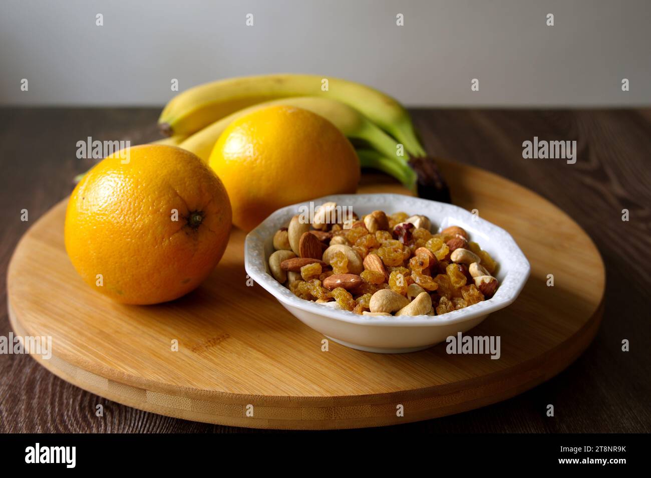 Vista ad alto angolo di vari tipi di frutta su sfondo di legno Foto Stock