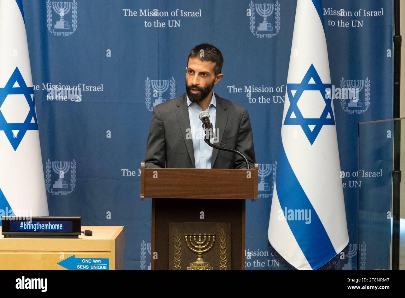 Il MOSAB Hassan Yusef parla durante la presentazione attraverso la voce ...