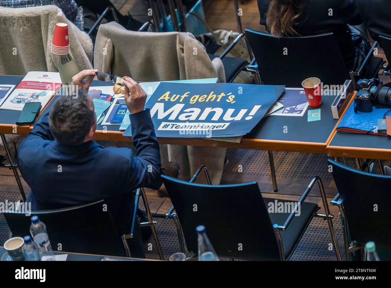 Poster e materiale pubblicitario per il nuovo presidente dello stato Manuel Hagel, cambiamento generazionale alla 79a conferenza del partito statale della CDU Foto Stock