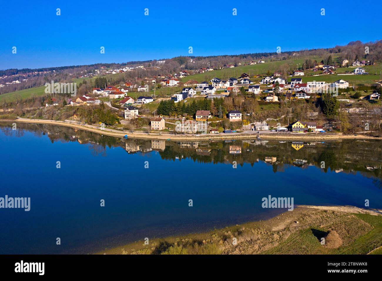La frazione di Chaillexon nel comune francese di Villers-le-Lac sulle rive del fiume di confine Doubs, dipartimento Doubs, Francia Foto Stock