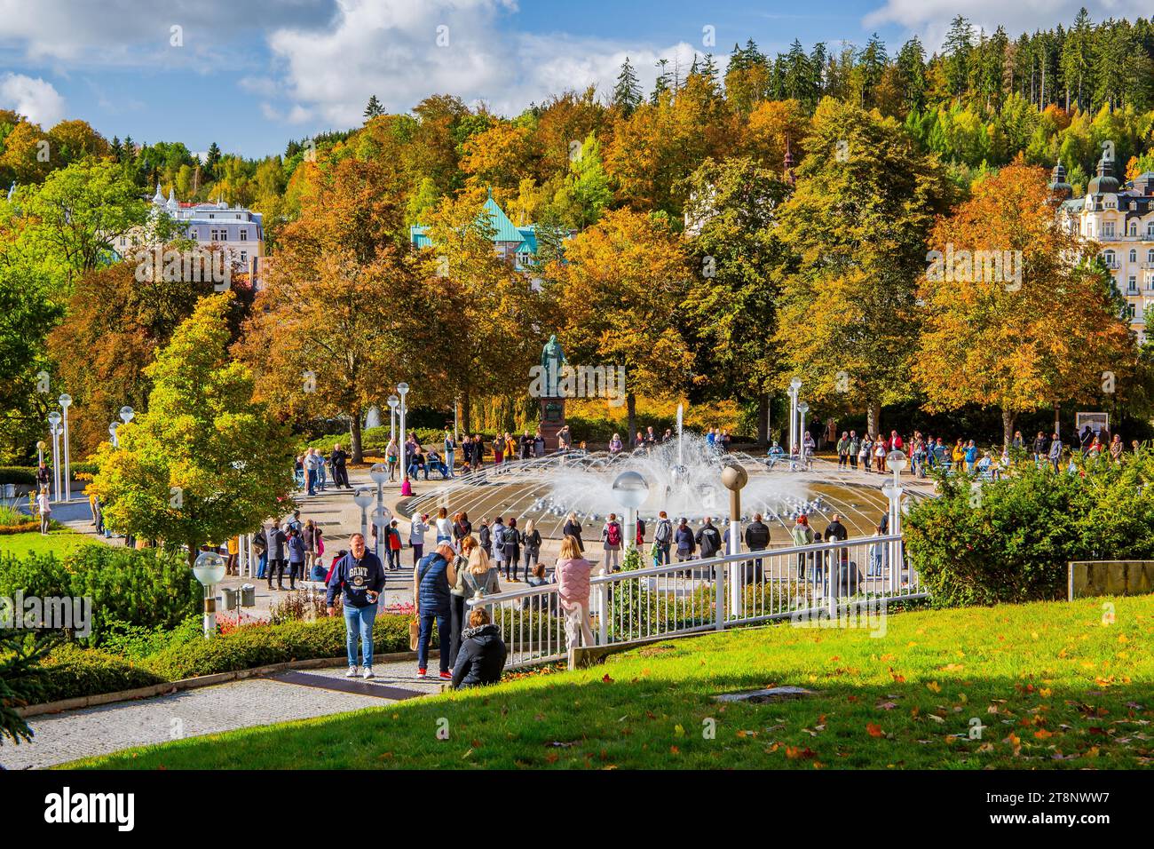 Fontana canora nel parco termale autunnale, Marienbad, Triangolo termale della Boemia occidentale, regione di Karlovy Vary, Boemia, Repubblica Ceca, sito patrimonio dell'umanità dell'UNESCO Foto Stock