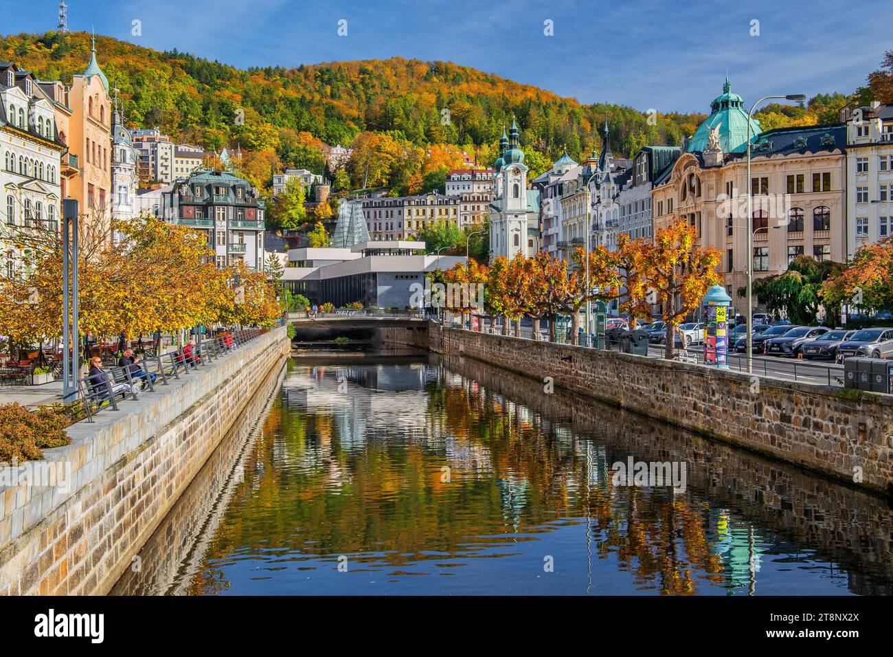 Il fiume Tepla nel centro della città, con il colonnato termale e la Chiesa di S.. Mary Magdalene in autunno, Karlovy Vary, West Bohemian Spa Triangle Foto Stock