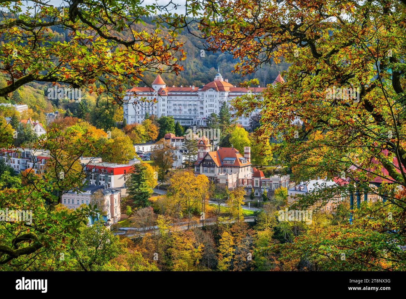 Vista della città con l'Hotel Imperial in autunno, Karlovy Vary, il Triangolo termale della Boemia occidentale, la regione di Karlovy Vary, la Boemia, la Repubblica Ceca, l'UNESCO Foto Stock