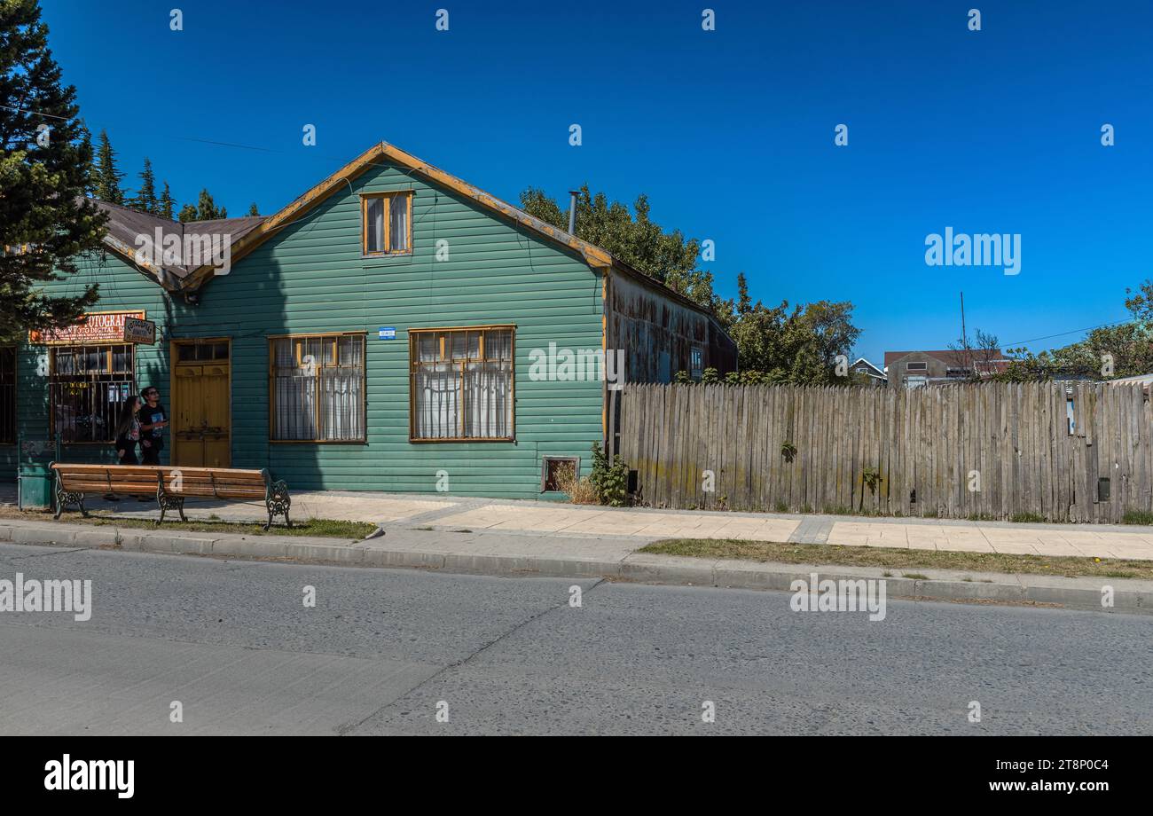 Case tipiche nella città portuale di Puerto Natales, Patagonia, Cile Foto Stock