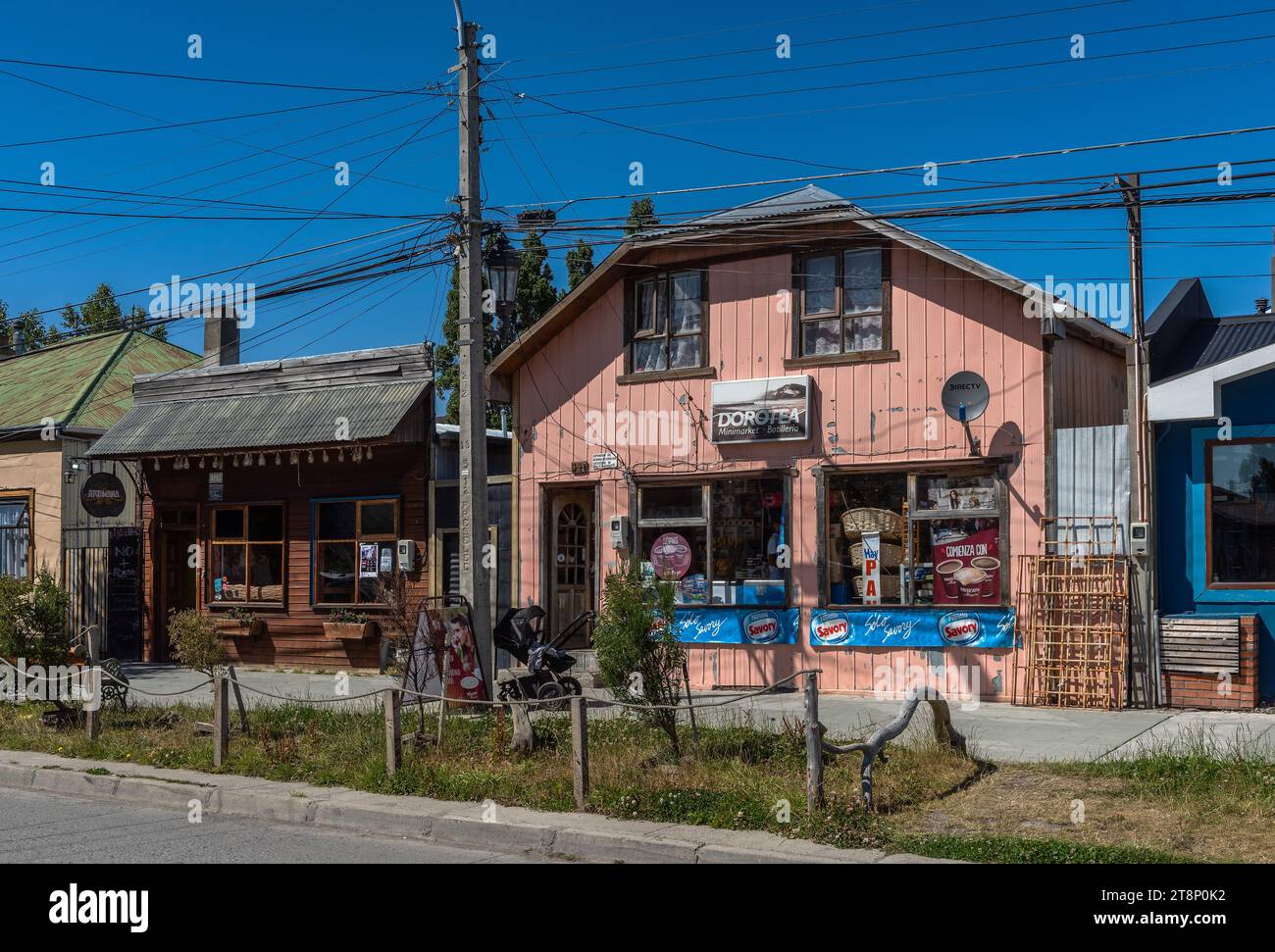 Case tipiche nella città portuale di Puerto Natales, Patagonia, Cile Foto Stock