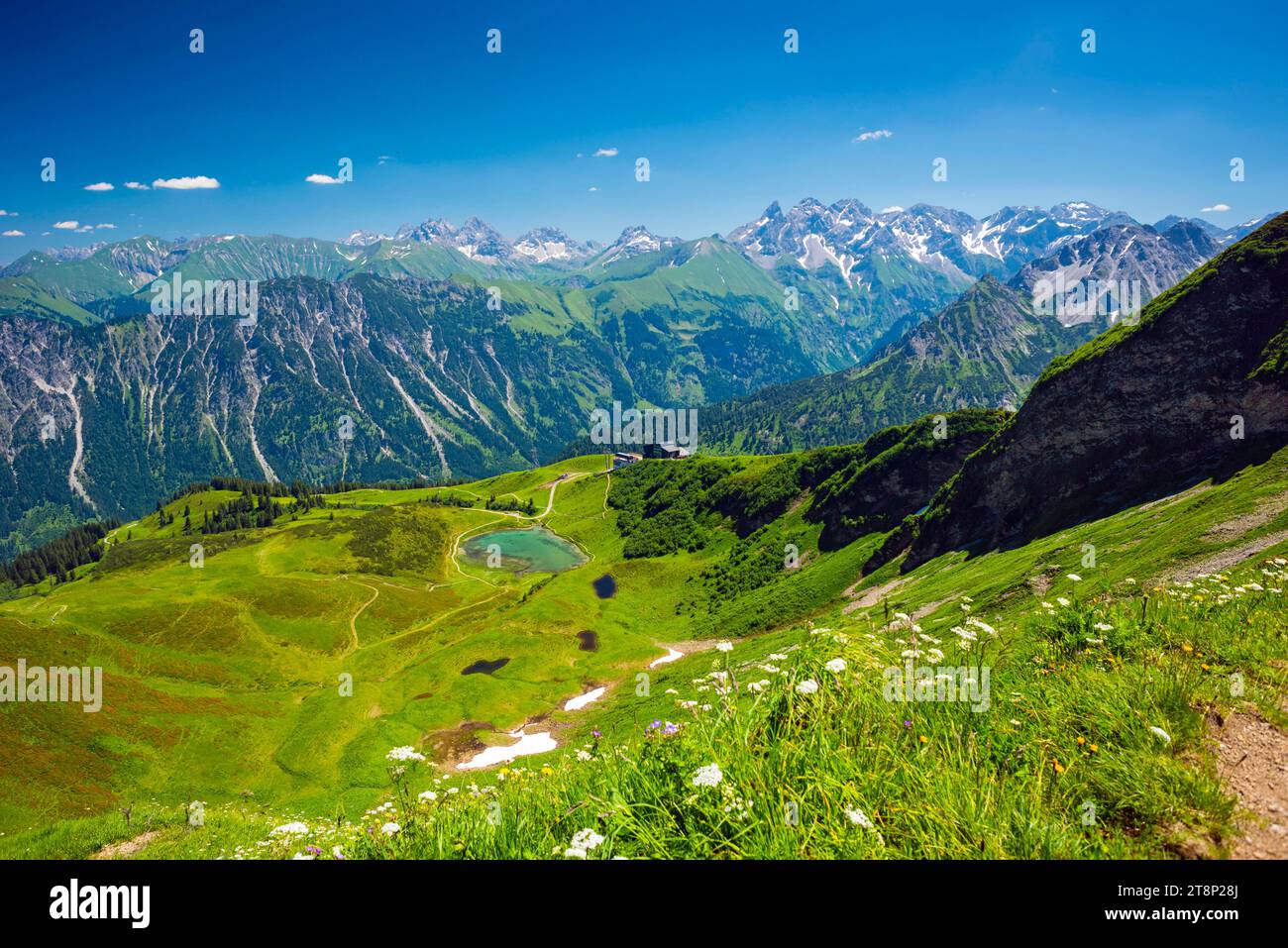 Panorama dal Fellhorn sopra lo Schlappoldsee e la stazione di montagna di Fellhornbahn fino alla cresta principale centrale delle Alpi Allgaeu, Allgaeu, Baviera Foto Stock