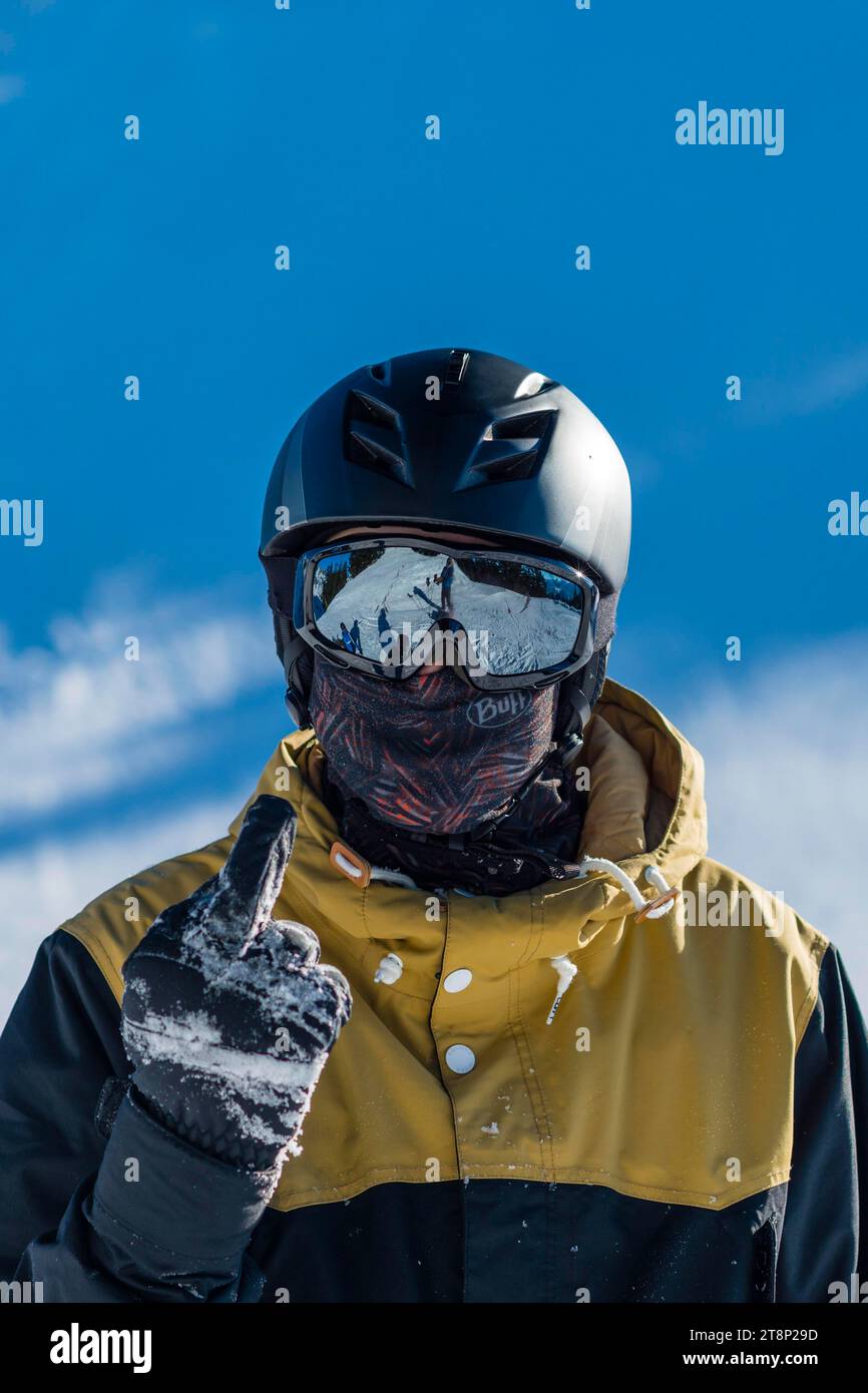 Snowboarder, 15 anni, mostra il dito, Tegelberg, vicino a Fuessen, Allgaeu Alps, Allgaeu, Baviera, Germania Foto Stock
