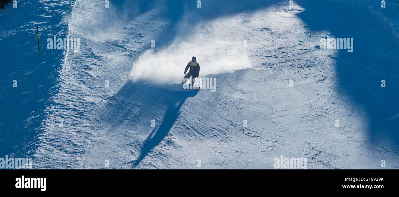 Snowboarder, 15 anni, Tegelberg, vicino a Fuessen, Alpi Allgaeu, Allgaeu, Baviera, Germania Foto Stock