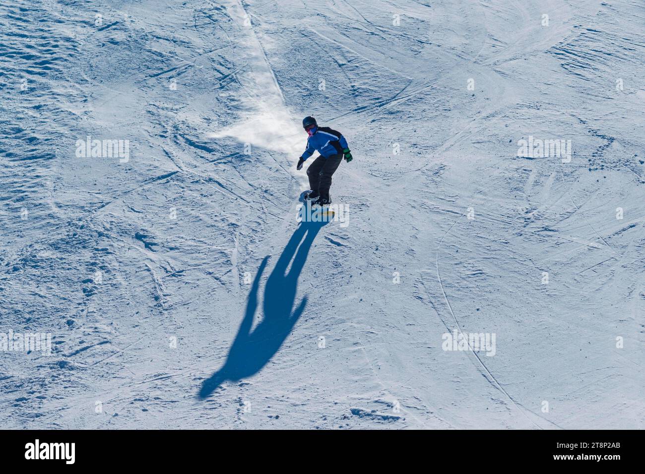 Snowboarder, 14 anni, Tegelberg, vicino a Fuessen, Alpi Allgaeu, Allgaeu, Baviera, Germania Foto Stock