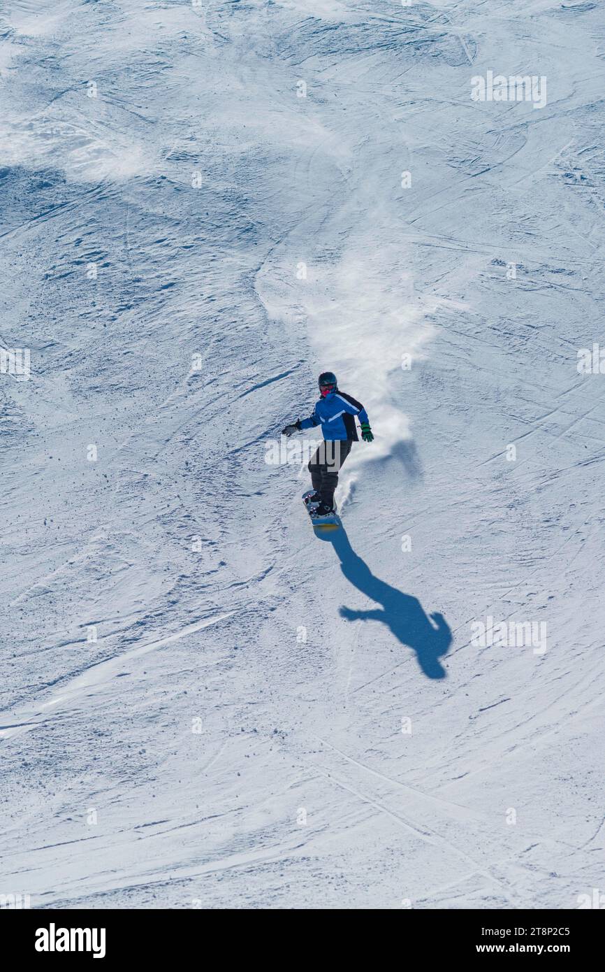 Snowboarder, 14 anni, Tegelberg, vicino a Fuessen, Alpi Allgaeu, Allgaeu, Baviera, Germania Foto Stock