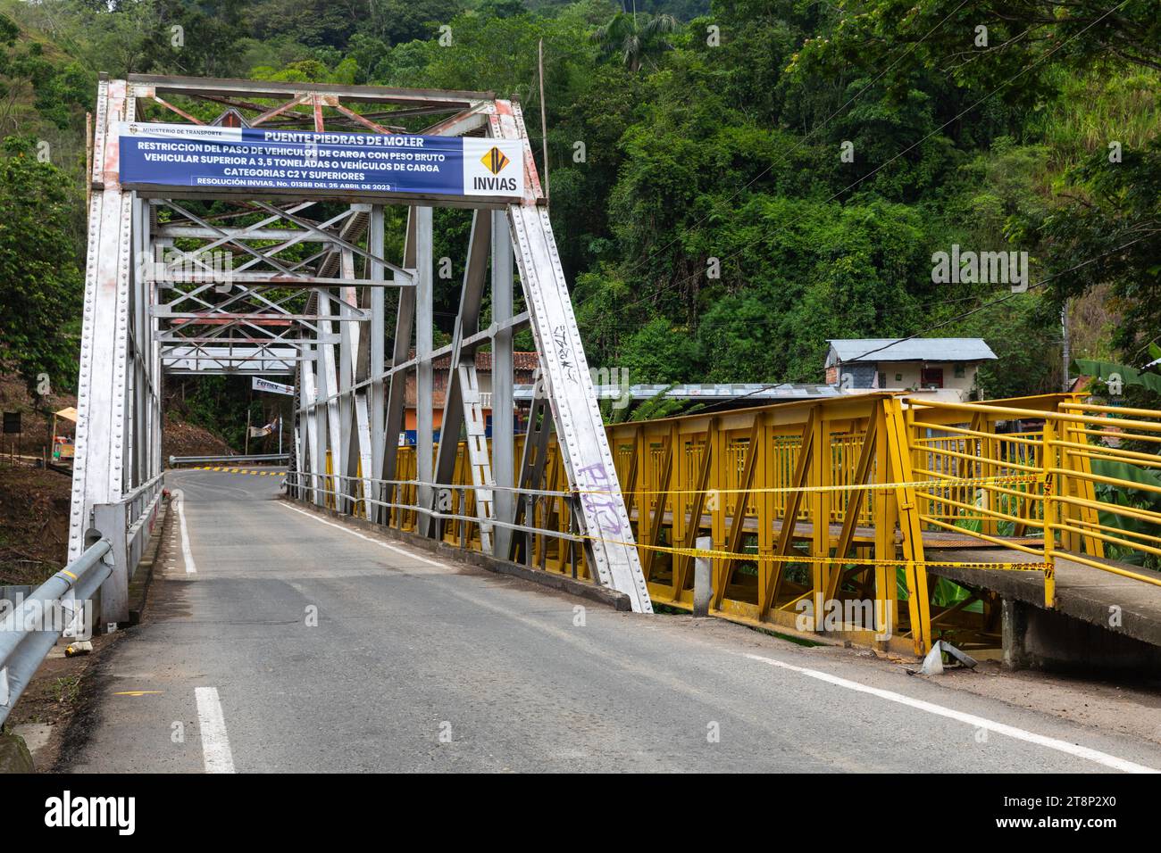 Ponte d'acciaio sul fiume la Vieja, strada, Alcala, Valle de Cauca, Colombia Foto Stock