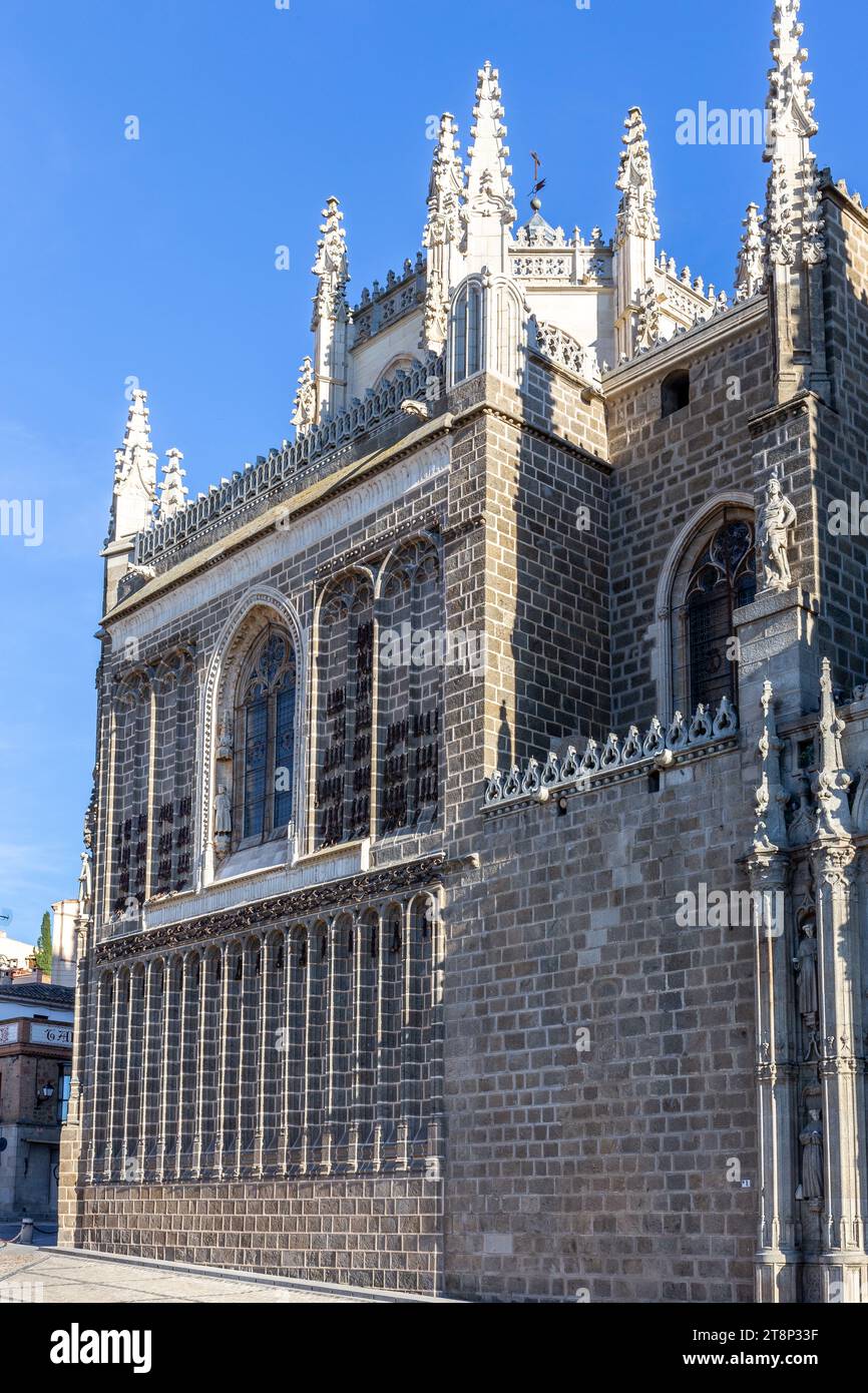 Sinagoga di Santa Maria la Blanca (Sinagoga Ibn Shoshan) a Toledo, Spagna, facciata rinascimentale in mattoni con torri e guglie scolpite, portici. Foto Stock