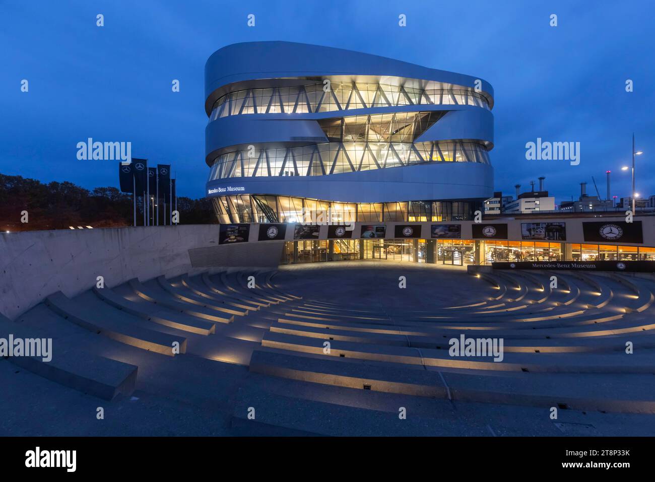 Mercedes Museum, vista esterna in serata, Stoccarda, Baden-Wuerttemberg, Germania Foto Stock