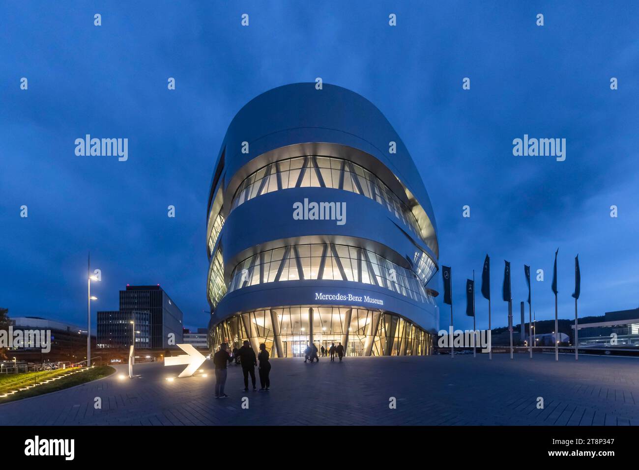 Mercedes Museum, vista esterna in serata, Stoccarda, Baden-Wuerttemberg, Germania Foto Stock