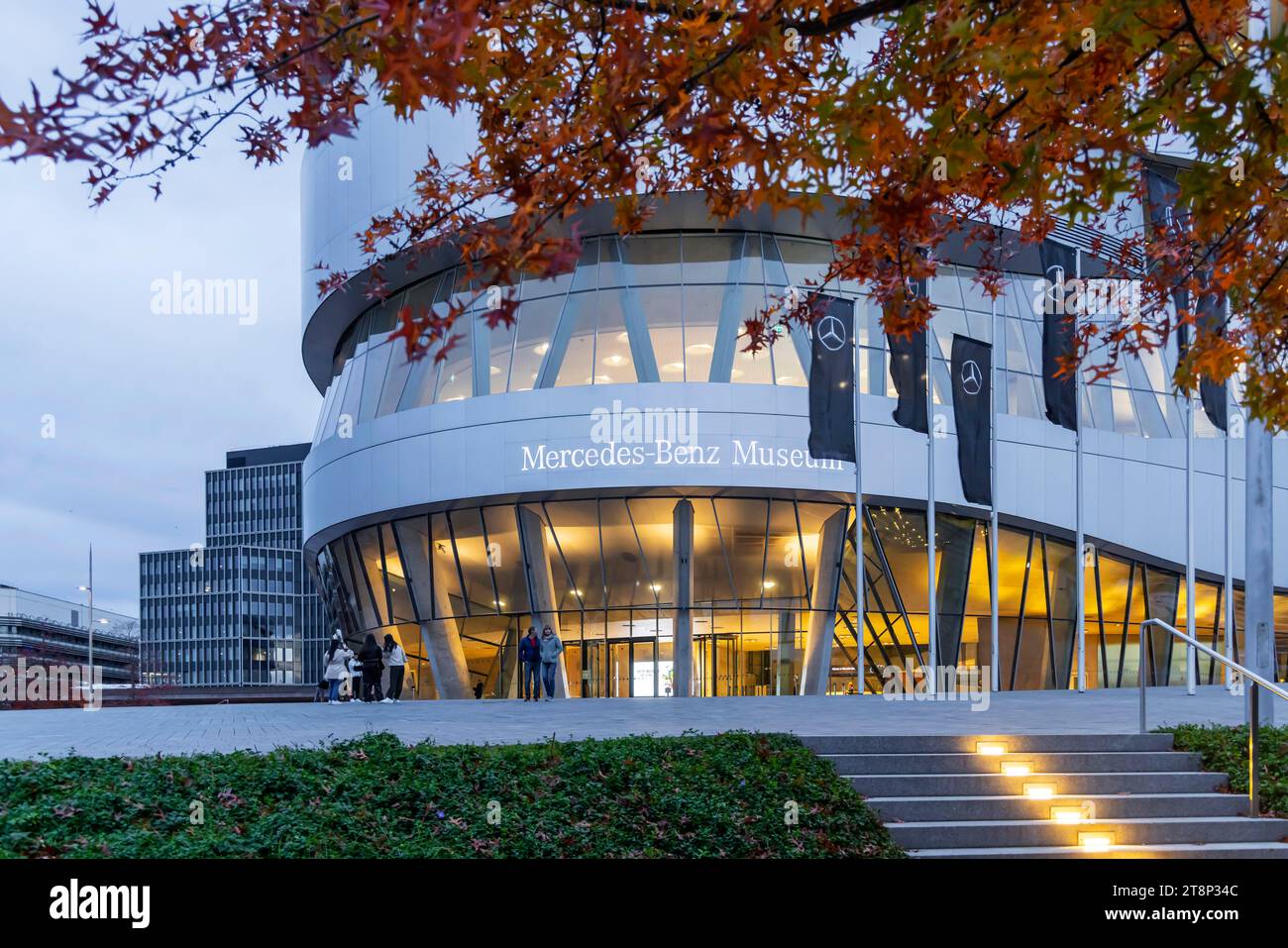 Mercedes Museum, vista esterna in serata, Stoccarda, Baden-Wuerttemberg, Germania Foto Stock