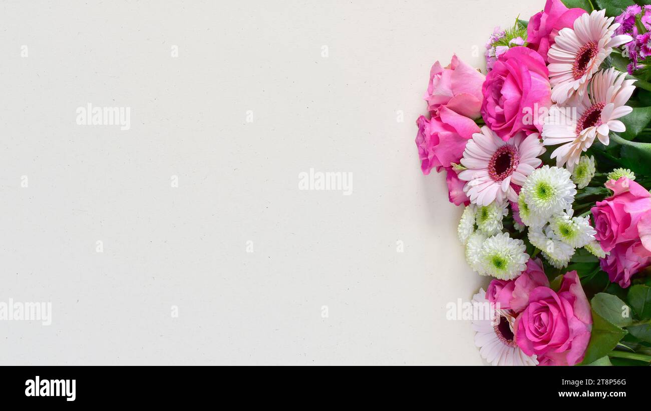 Bellissimo bouquet di fiori rosa su biglietto d'auguri di carta riciclata bianca, spazio per copiare il testo Foto Stock