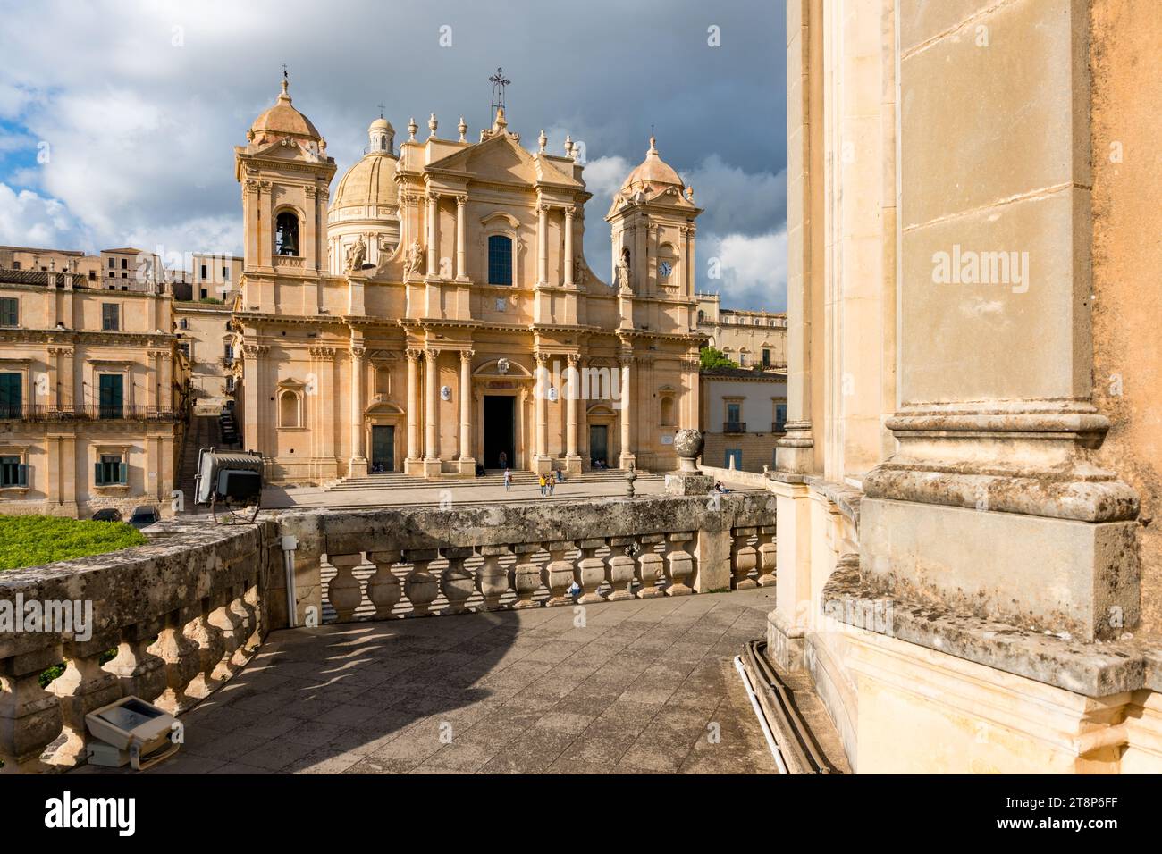 Noto, Italia - 8 maggio 2022: Vista della splendida Cattedrale di noto dalla terrazza di Palazzo Ducezio durante una giornata di sole Foto Stock