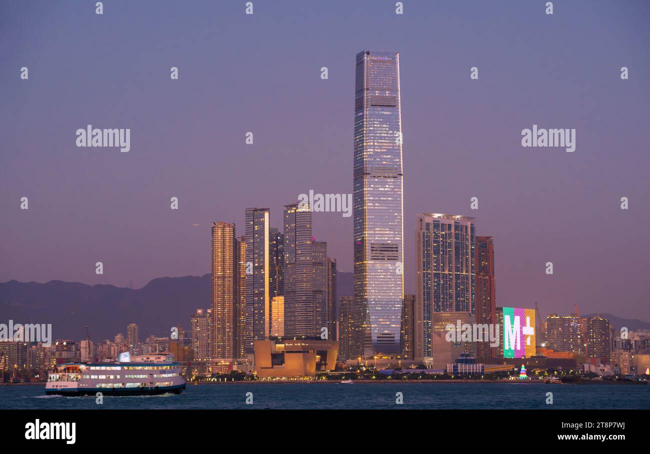 L'ICC International Commerce Centre e il nuovissimo museo M+ di cultura visiva di Hong Kong, Victoria Harbour, Hong Kong, Cina. Foto Stock