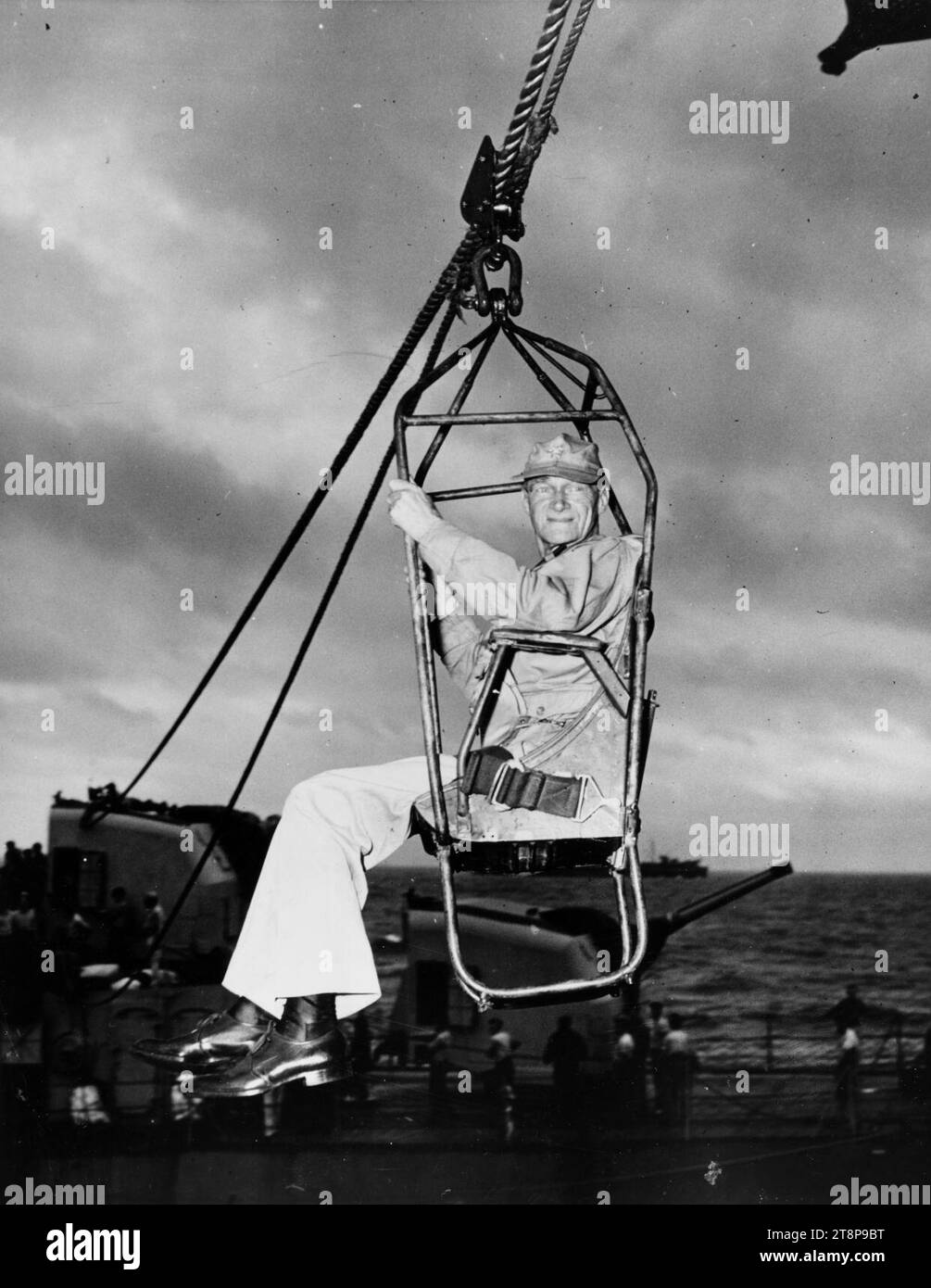 Il viceammiraglio Marc A. Mitscher è stato messo in evidenza alla USS Randolph (CV-15) il 15 maggio 1945 Foto Stock