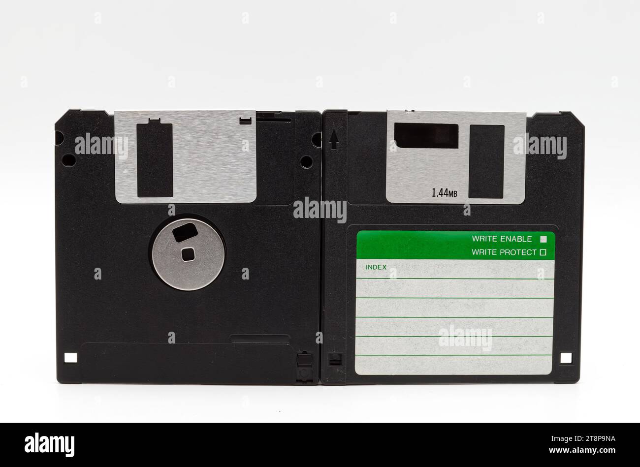 Disco floppy da 1,4 megabyte isolato su sfondo bianco. Foto studio Foto Stock