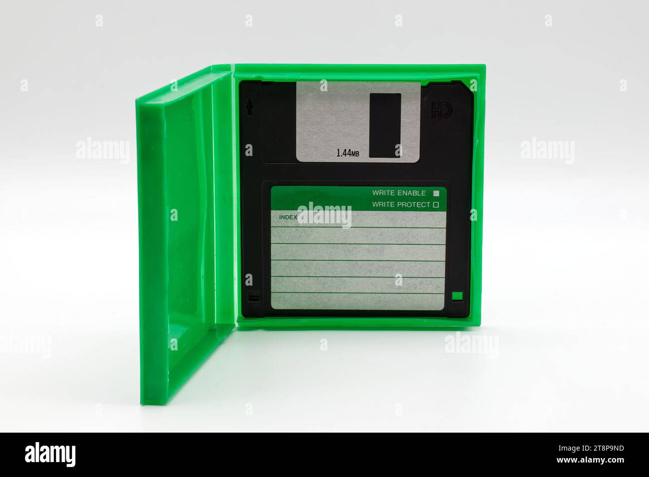 Disco floppy da 1,4 megabyte isolato su sfondo bianco. Archiviazione vintage per computer. Foto Stock