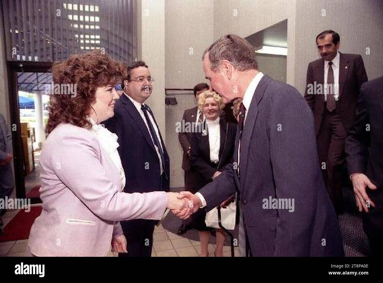 Il vicepresidente George Bush saluta i volontari della campagna durante una sosta a Miami, Florida. Foto Stock