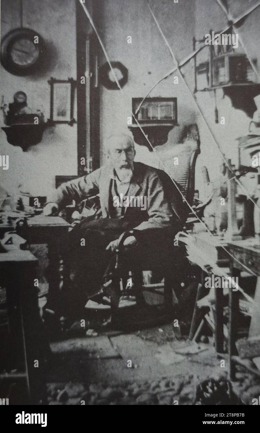 Vicente Fernández Rodríguez en su laboratorio (1895). Foto Stock