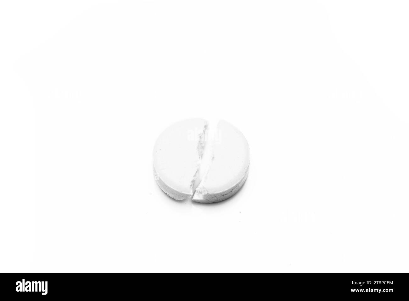 Pillola rotta isolata su uno sfondo bianco. Concetto di sanità e medicina Foto Stock
