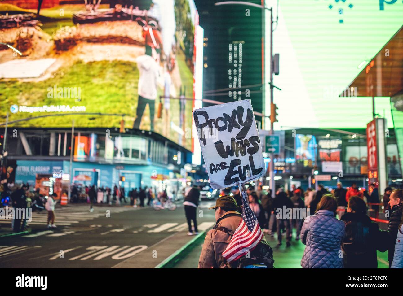 Denuncia di guerra a Time Square. 'Stop Proxy Warm.' Foto Stock