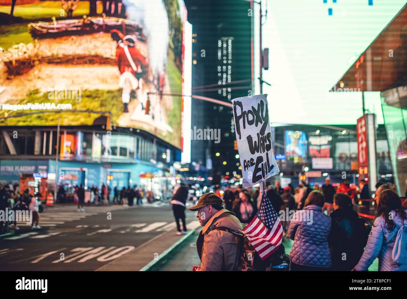 Denuncia di guerra a Time Square. 'Stop Proxy Warm.' Foto Stock