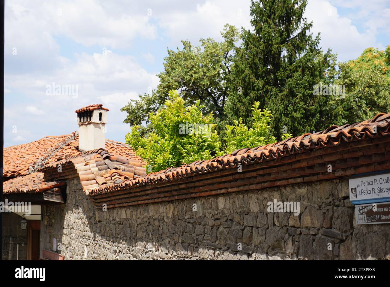 Plovdiv, situata sulle rive del fiume Maritsa nella storica regione della Tracia, è la seconda città più grande della Bulgaria. La sua crescita nel tempo è stata intricatamente legata alle sette colline sienite che occupa, un paio di queste raggiungono altezze impressionanti di 250 metri (820 piedi). Questa topografia unica ha conferito a Plovdiv il soprannome di "la città delle sette colline". Famosa come epicentro culturale in Bulgaria, Plovdiv ha ricoperto il titolo di capitale europea della cultura nel 2019 Foto Stock