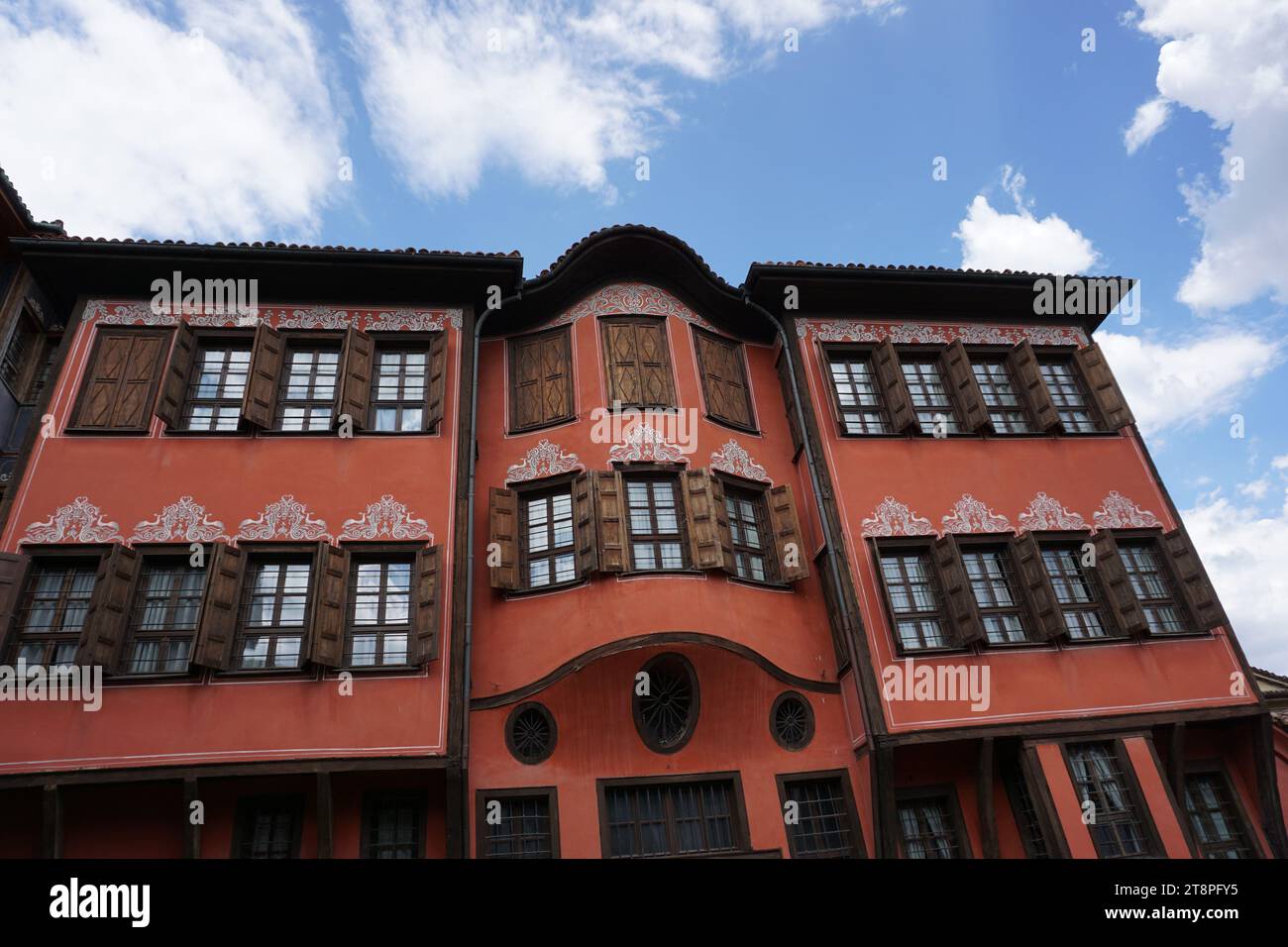 Plovdiv, situata sulle rive del fiume Maritsa nella storica regione della Tracia, è la seconda città più grande della Bulgaria. La sua crescita nel tempo è stata intricatamente legata alle sette colline sienite che occupa, un paio di queste raggiungono altezze impressionanti di 250 metri (820 piedi). Questa topografia unica ha conferito a Plovdiv il soprannome di "la città delle sette colline". Famosa come epicentro culturale in Bulgaria, Plovdiv ha ricoperto il titolo di capitale europea della cultura nel 2019 Foto Stock