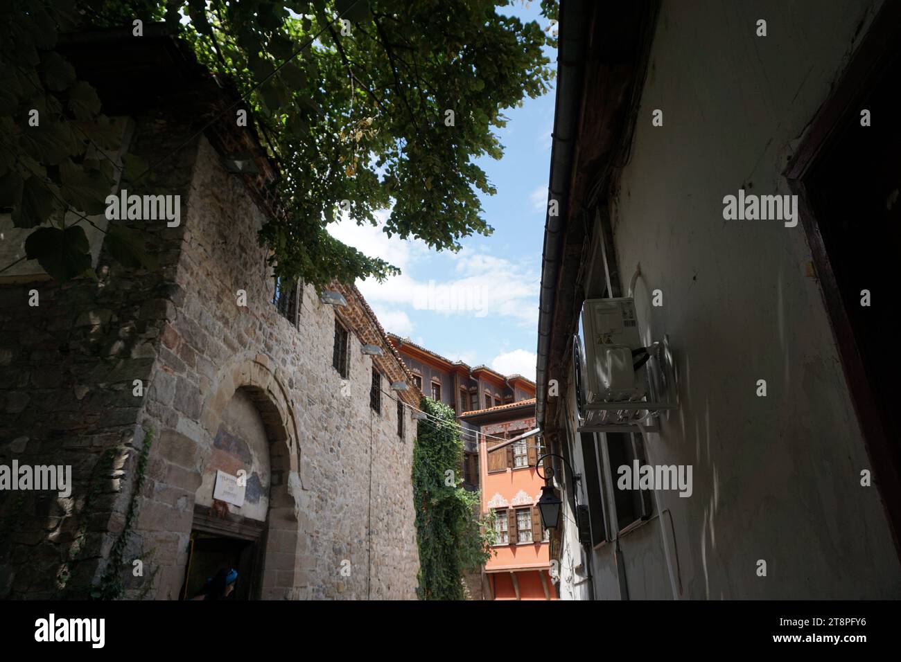 Plovdiv, situata sulle rive del fiume Maritsa nella storica regione della Tracia, è la seconda città più grande della Bulgaria. La sua crescita nel tempo è stata intricatamente legata alle sette colline sienite che occupa, un paio di queste raggiungono altezze impressionanti di 250 metri (820 piedi). Questa topografia unica ha conferito a Plovdiv il soprannome di "la città delle sette colline". Famosa come epicentro culturale in Bulgaria, Plovdiv ha ricoperto il titolo di capitale europea della cultura nel 2019 Foto Stock